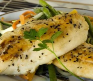 Peixe grelhado com legumes