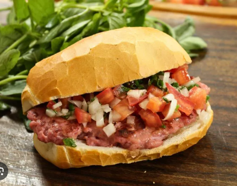 Pão com linguiça e vinagrete